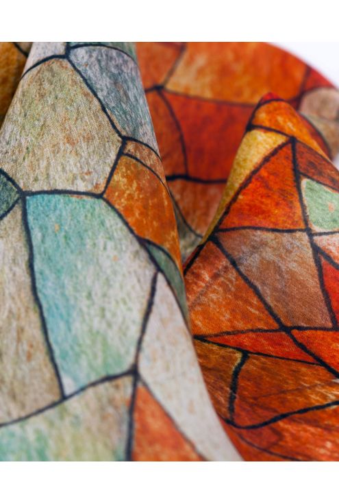 Cel i Terra, fulard de seda natural i disseny geomètric inspirat en l'art d'en Gaudí. En colors torrats. 
