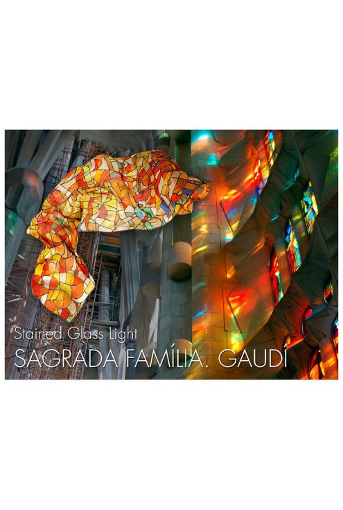 Vitrall de llum, fulard de seda natural, inspirat en els vitralls de la Sagrada Familia en tons vermells, taronges.