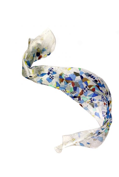 Fular de seda inspirado en el trencadís de cerámica del Palau Güell de Gaudí