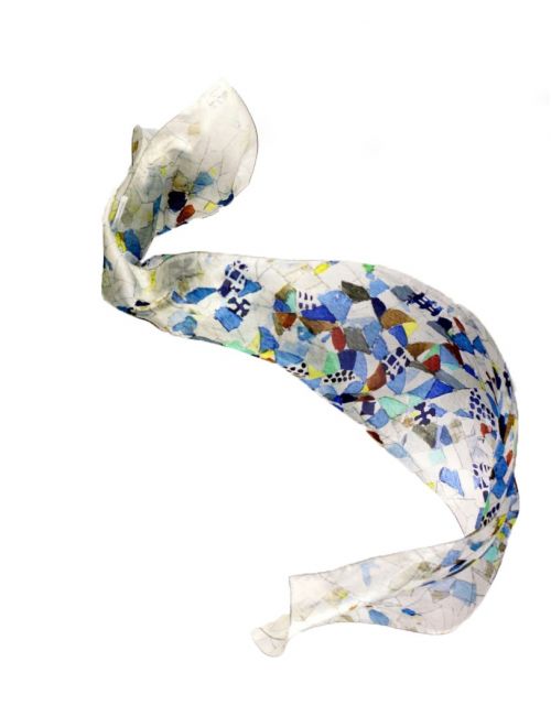 Fular de seda inspirado en el trencadís de cerámica del Palau Güell de Gaudí