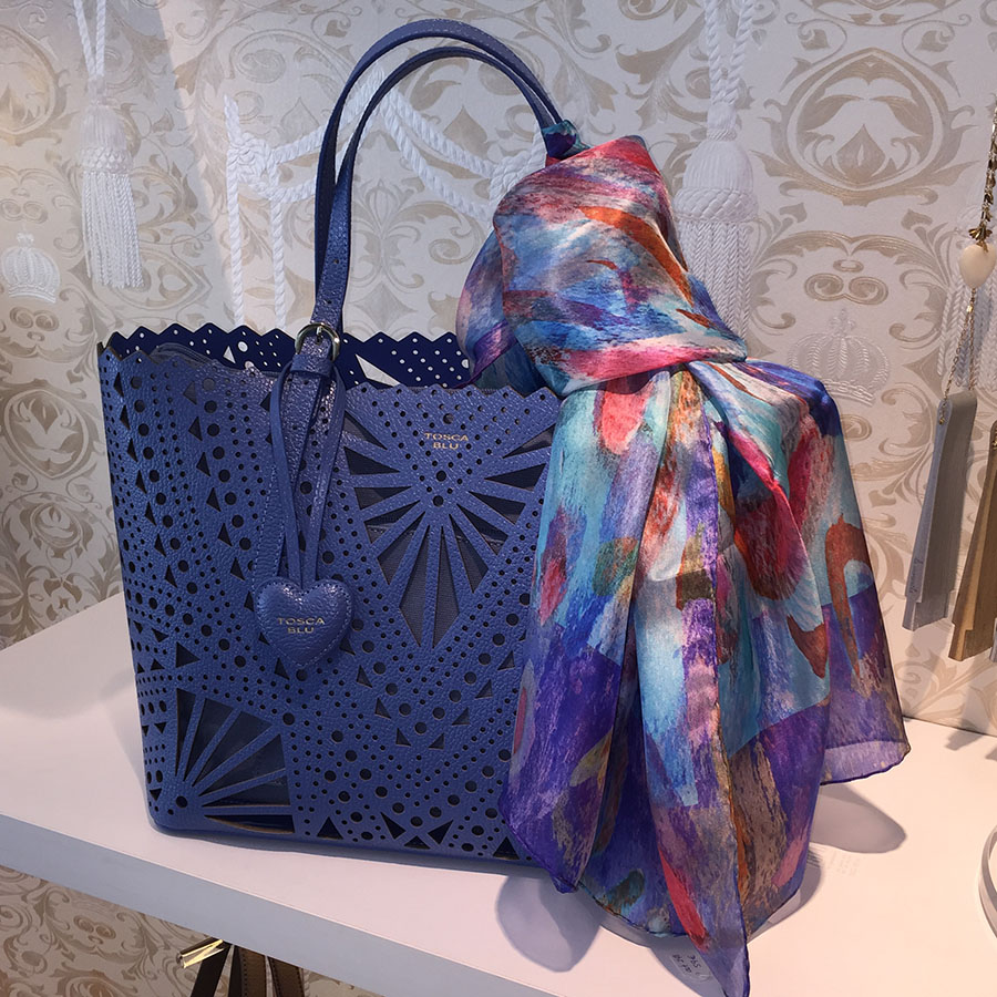 Navy handbag with "Blaugrana" silk scarf from Daba Disseny Barcelona- Silk Scarves and handbags