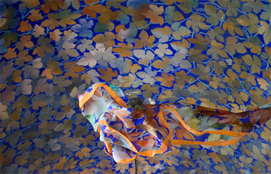 Pintura en el claustre del Museu Maricel amb el fulard inspirat pel mateix en primer pla - Fulards de seda per a la tardor