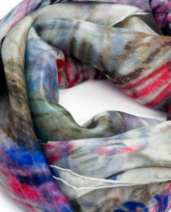 Regals per a empreses - Detall de l'estampat i seda italiana dels fulards i mocadors de seda artesanals d'alta qualitat fets a Barcelona