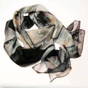 Fulard de seda inspirat en les rajoles de roses de l'Hospital de Santa Creu i Sant Pau per Daba Disseny Barcelona - Blanc i negre. Moda i modernisme