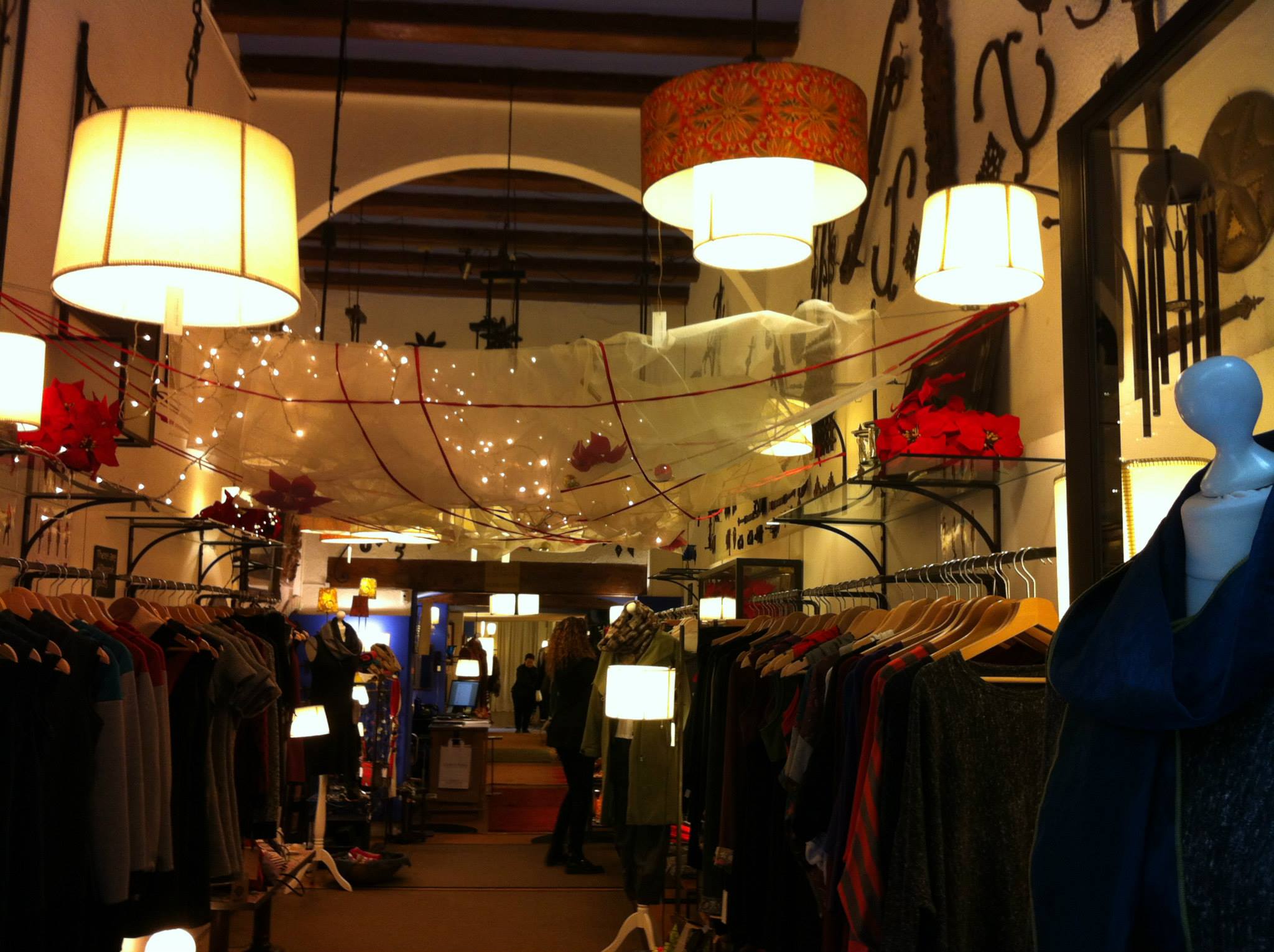Boutique Gemma Povo donde puede encontrar los fulares, pañuelos y corbatas de seda de DABA DISSENY