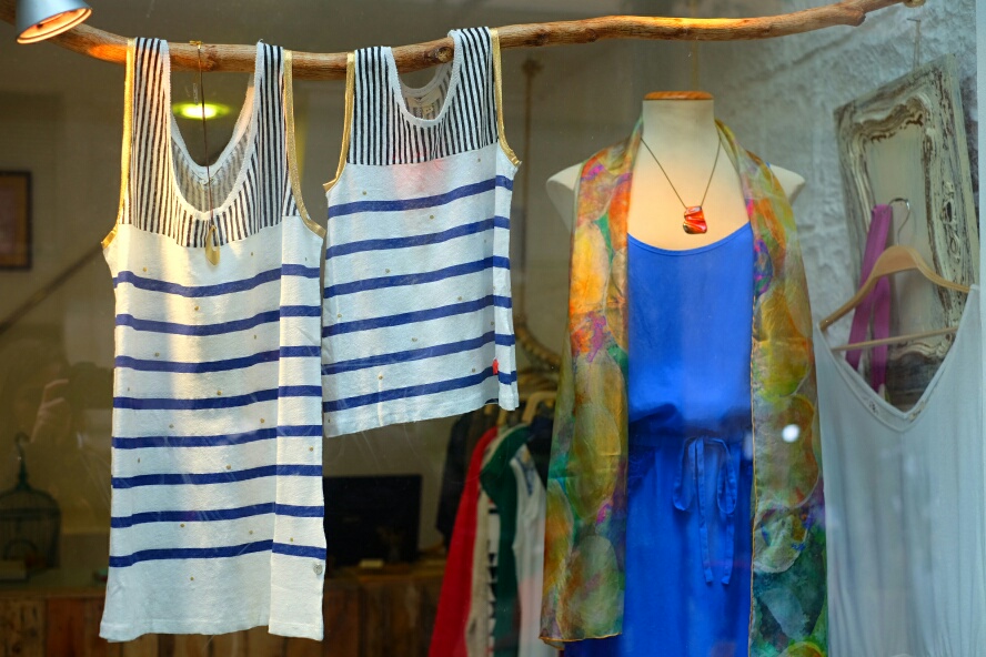 Boutique Montse Ibañez, donde puede encontrar los fulares, pañuelos y corbatas de seda de DABA DISSENY